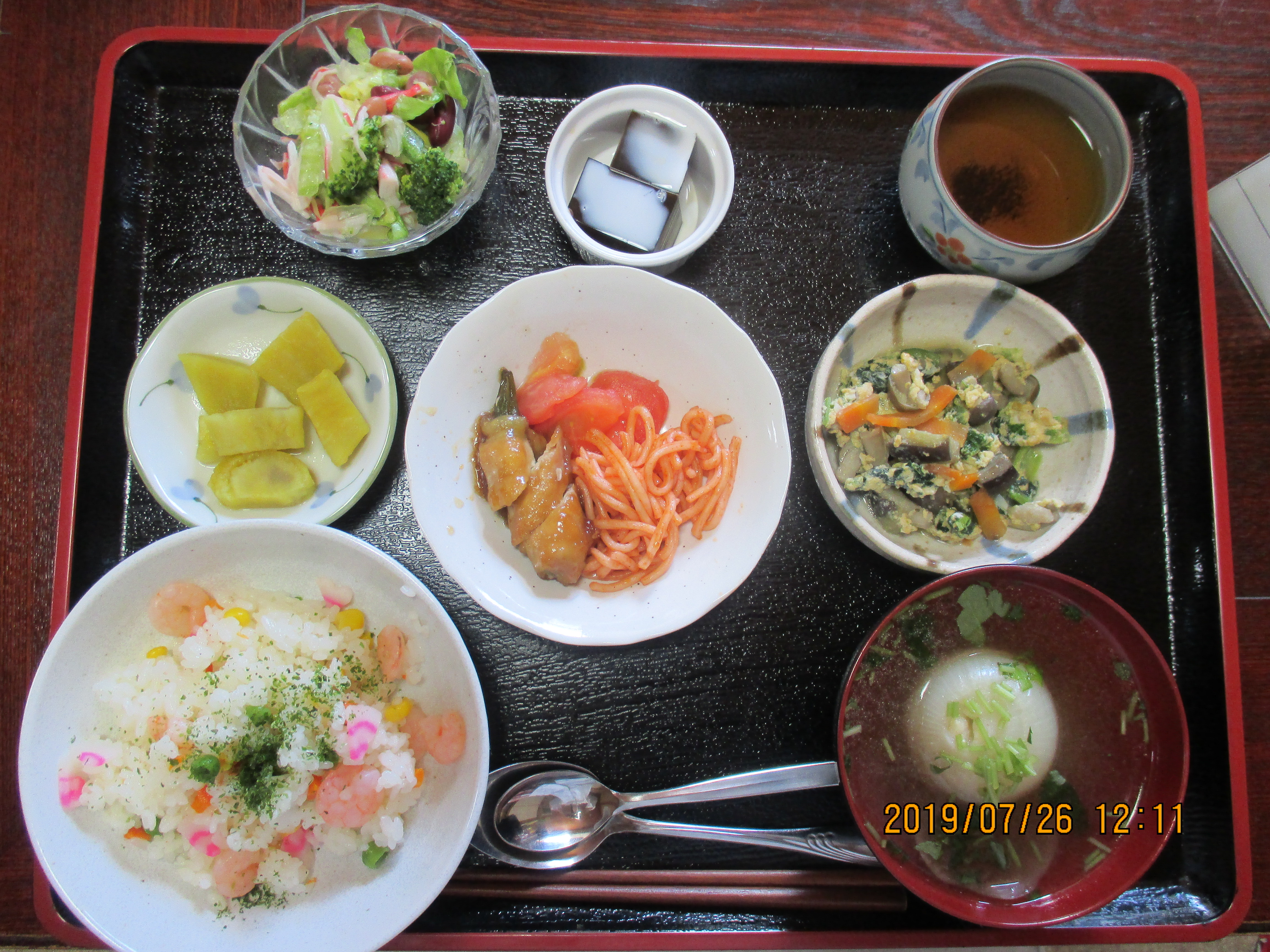 えびピラフとオクラの肉巻きのお昼ご飯 生活ホーム和気あいあい