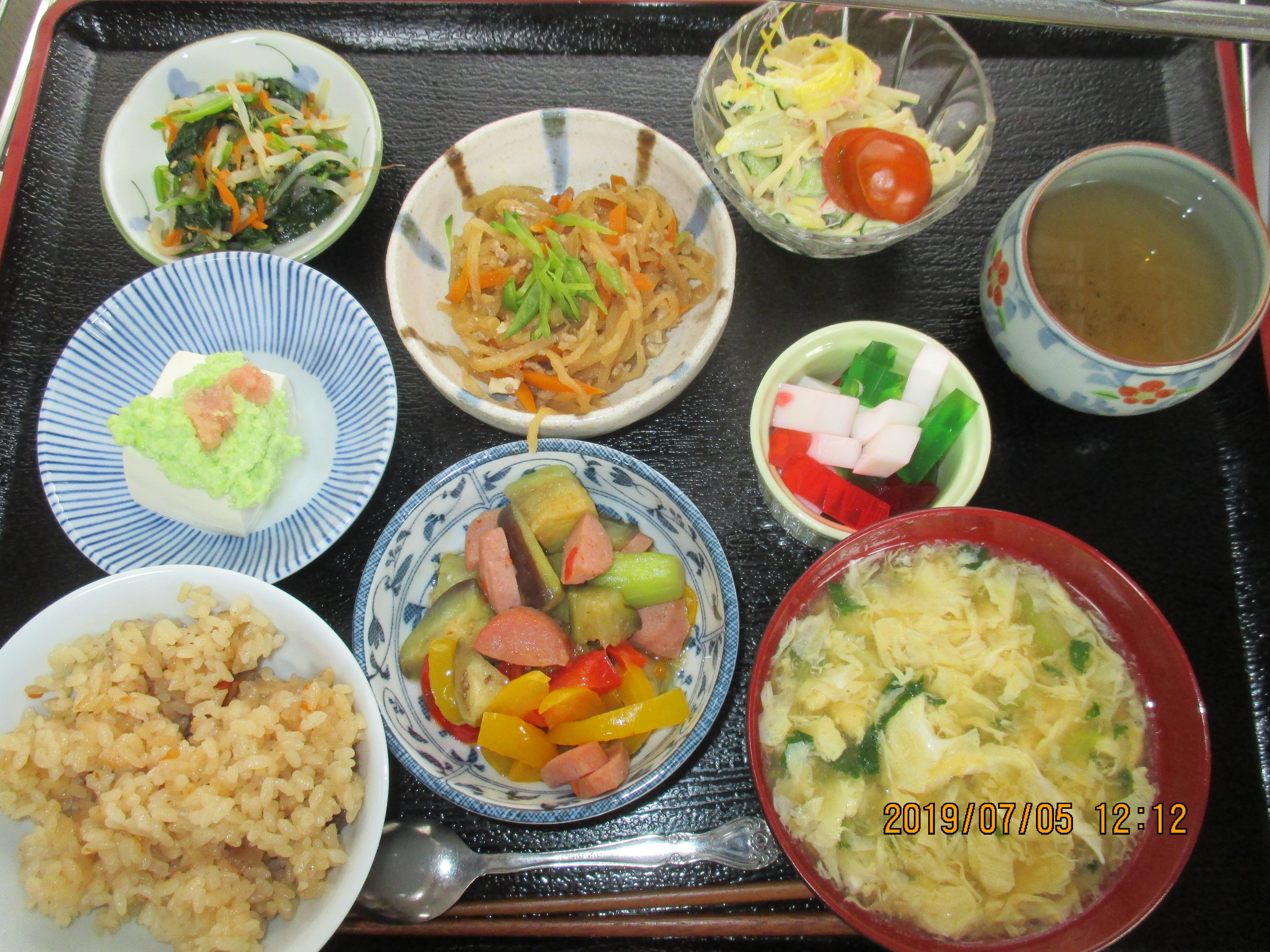 炊き込みご飯と切り干し大根のうま煮のお昼ご飯 生活ホーム和気あいあい