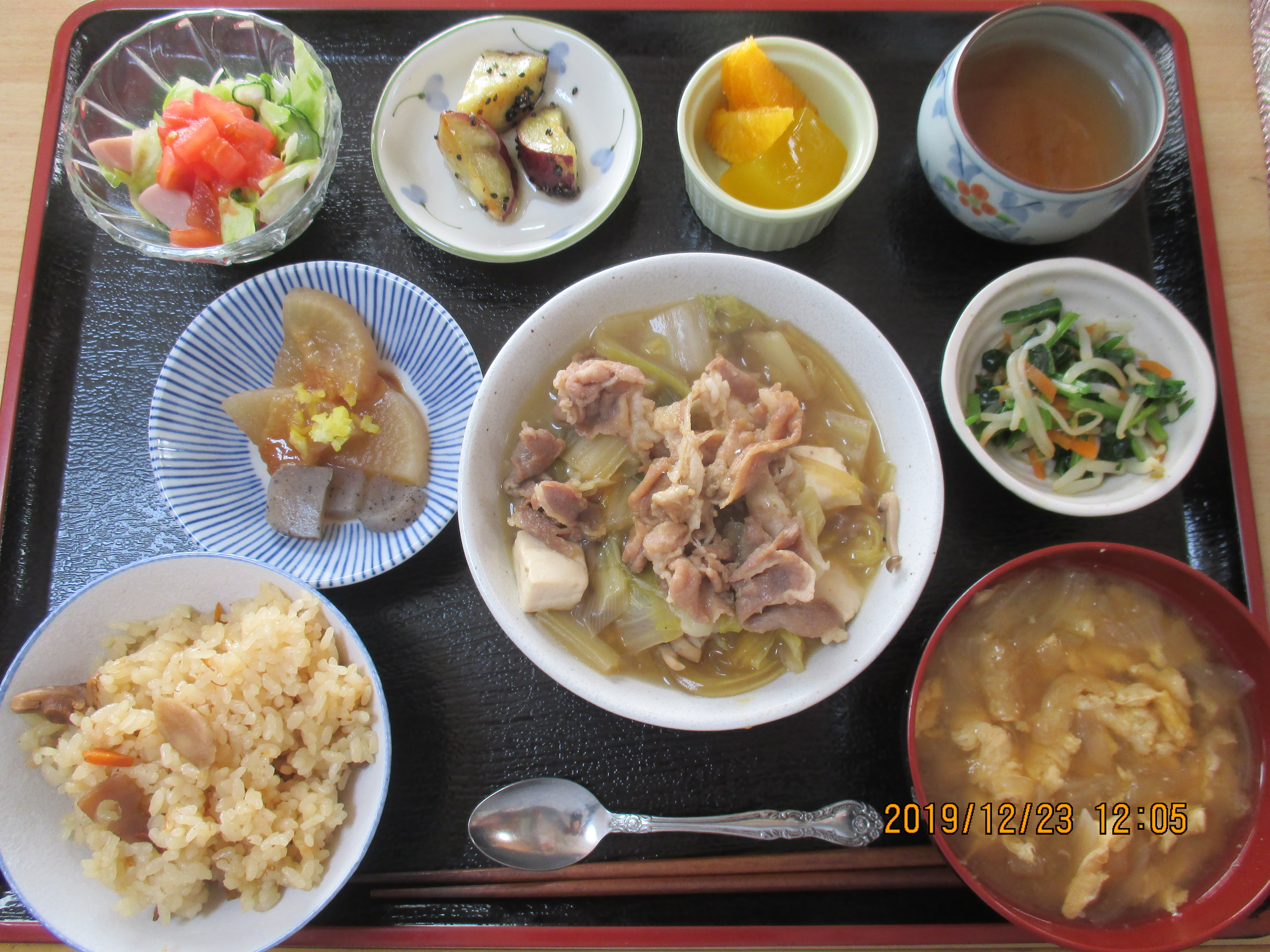 五目釜飯に豚肉の煮物のお昼ご飯 生活ホーム和気あいあい